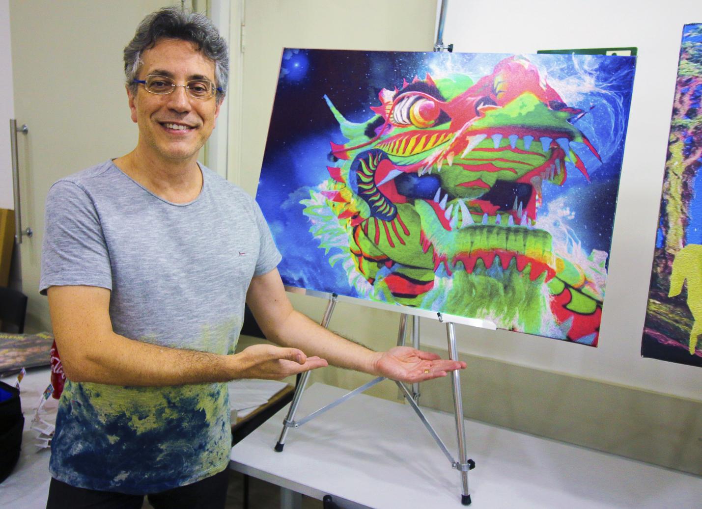 O Artista Plástico e Psicanalista Henrique Vieira Filho e sua tela Ch'ien (Hexagrama "O Criativo"): o dragão é o seu Alter-Ego